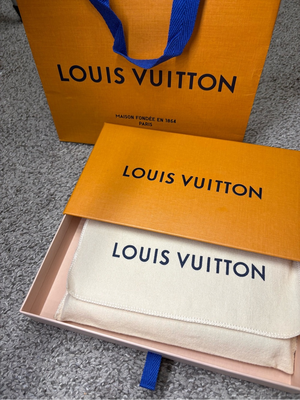 Louis Vuitton Taurillon Illusion Zippy Vertical
Wallet Bleu Rose - Picture 9 of 10
